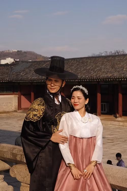 Cặp đôi "chị em" tình tứ bên nhau ở xứ sở kim chi.