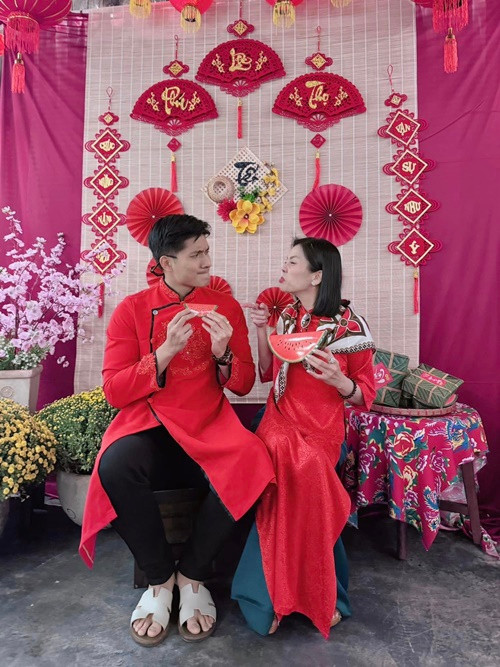 Lệ Quyên trẻ trung, nhí nhảnh bên Lâm Bảo Châu khi đón năm mới.