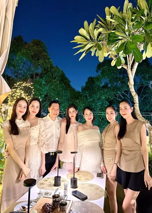 Sam có mối quan hệ thân thiết với bác sĩ Cao Hữu Thịnh. Khi bị đồn đoán, cả hai vội lên tiếng.