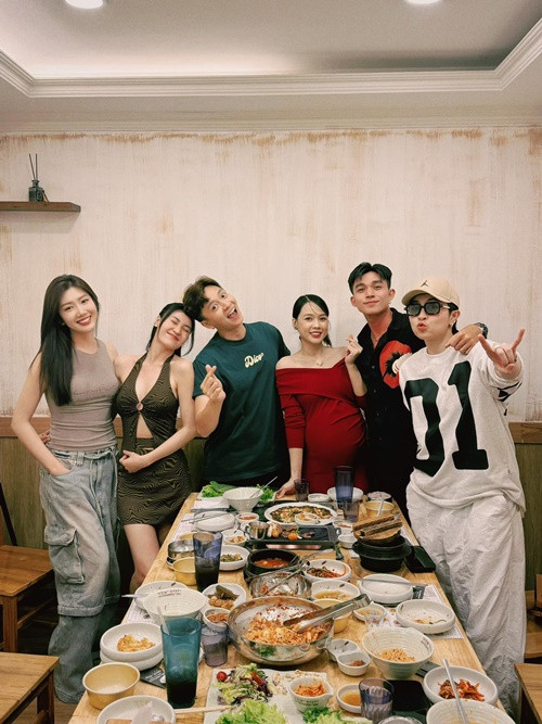 Sau khi mang bầu, Sam hạn chế hoạt động showbiz.