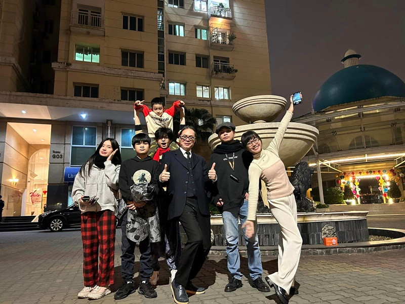 Trần Lực khoe ảnh đón Tết bên con cháu. Ảnh: FBNV.