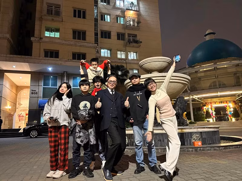 Trần Lực khoe ảnh đón Tết bên con cháu. Ảnh: FBNV.