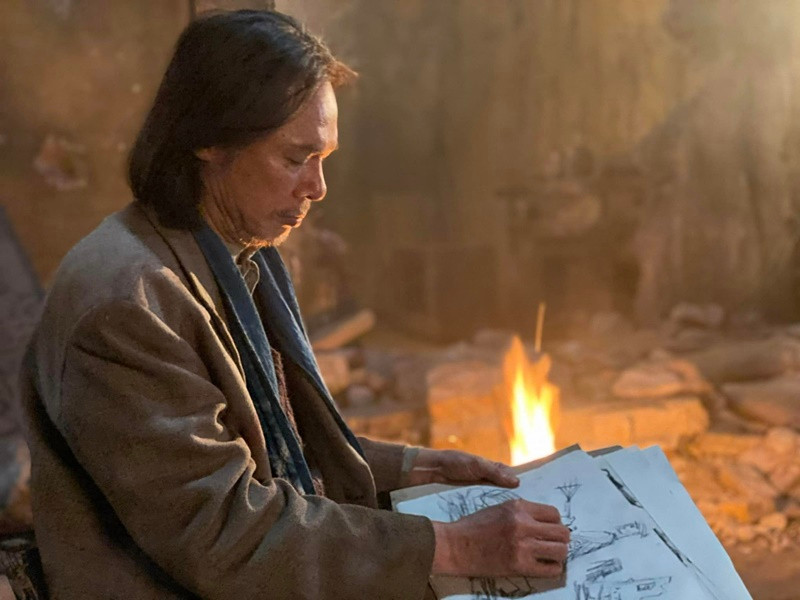 Trong phim đang chiếu rạp, Trần Lực vào vai ông họa sĩ. Ảnh: FBNV.