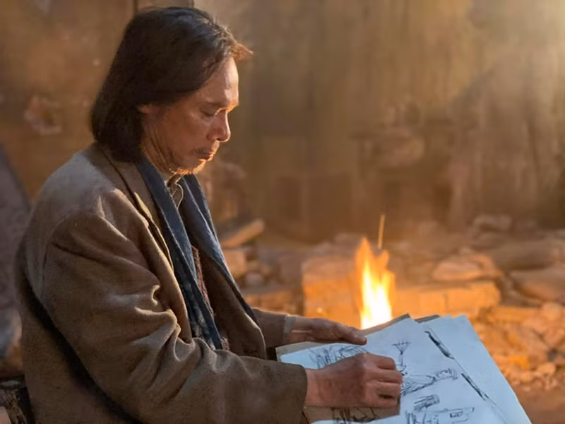 Trong phim đang chiếu rạp, Trần Lực vào vai ông họa sĩ. Ảnh: FBNV.