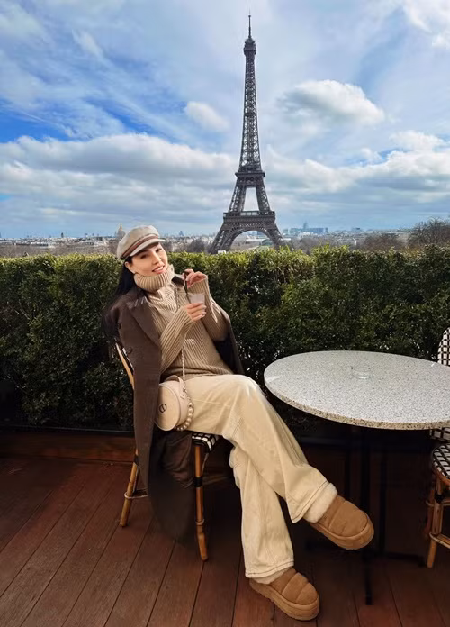 Cô thường xuyên diện trang phục rộng.