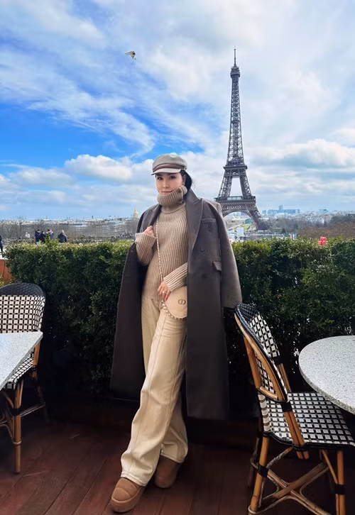 Trước khi xác nhận mang thai, Quỳnh Thư khéo giấu vòng hai.