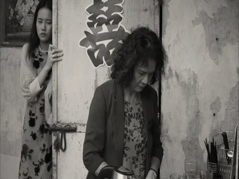 Theo Người Lao Động, trong Cu li không bao giờ khóc, nghệ sĩ Minh Châu vào vai người phụ nữ trung niên tên Nguyện từng kết hôn một người Đức khi ông sang Việt Nam làm chuyên gia thủy điện. Cả hai ly thân khi ông về Đức làm việc tại một sở thú. Khi chồng mất, bà Nguyện sang Đức nhận tài sản do chồng để lại và nhận được một con Cu li. Về Việt Nam, bà Nguyện hay tin cháu gái sắp cưới sau khi mang thai. Ảnh: Người Lao Động.