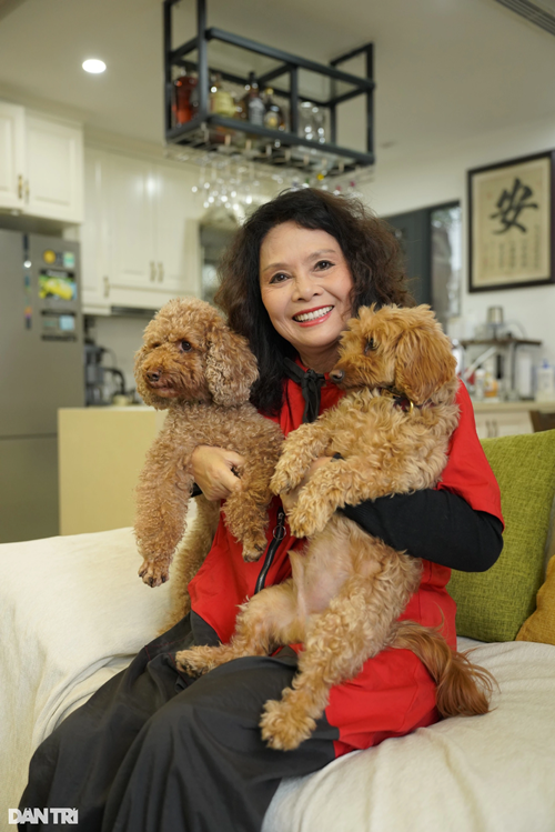 Năm 2016, trong cuộc phỏng vấn với Dân Trí, bà chia sẻ, con gái muốn bà có bạn trai. “Bạn ấy sợ mẹ ở một mình có chuyện gì đó mà nó ở xa không về kịp nên lúc nào cũng mong mẹ sớm tìm được bạn trai về ở cùng”, nữ nghệ sĩ kể. Ảnh: Dân Trí.