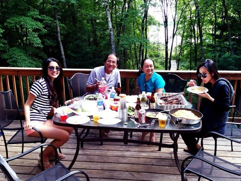 Trước đây, khi Hà Tăng còn nhỏ, gia đình cô từng khó khăn. Khi đó, công việc làm ăn của gia đình thất bại, bố mẹ cô phải bán căn nhà đi để trả nợ. Nhiều lần, Hà Tăng thấy mẹ rớt nước mắt vì cuộc sống khó khăn. Nữ diễn viên cũng khóc theo dù chưa hiểu hết nỗi lòng mẹ vì còn nhỏ. Ảnh: FBNV.