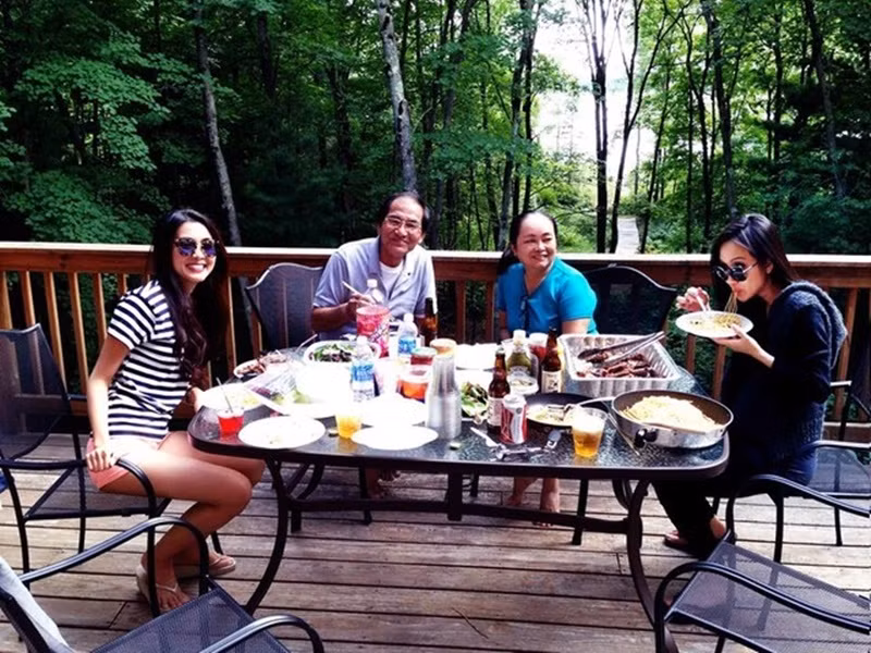 Trước đây, khi Hà Tăng còn nhỏ, gia đình cô từng khó khăn. Khi đó, công việc làm ăn của gia đình thất bại, bố mẹ cô phải bán căn nhà đi để trả nợ. Nhiều lần, Hà Tăng thấy mẹ rớt nước mắt vì cuộc sống khó khăn. Nữ diễn viên cũng khóc theo dù chưa hiểu hết nỗi lòng mẹ vì còn nhỏ. Ảnh: FBNV.