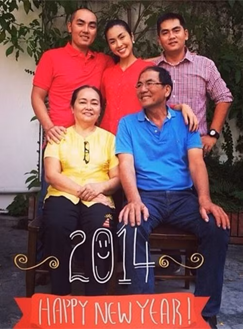 Hà Tăng vui vẻ đón năm mới đầu tiên với bố mẹ sau khi lấy chồng. Ảnh: FBNV.