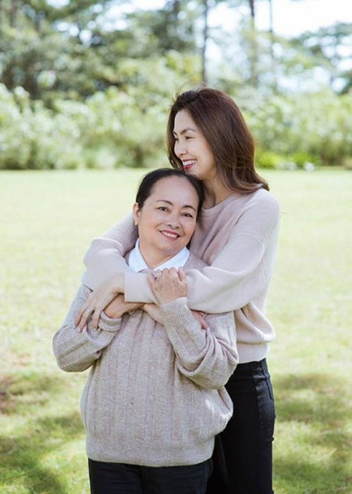 Hà Tăng trải lòng, mẹ luôn yêu cô một cách vô điều kiện, thậm chí ngay cả khi cô không đáng được yêu nhiều đến thế. Ảnh: FBNV.