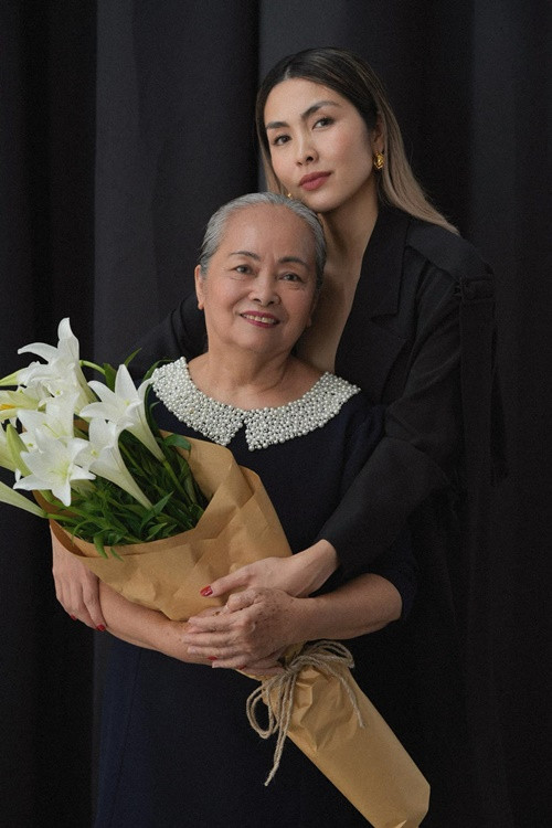 Hà Tăng chia sẻ về cuộc hôn nhân của bố mẹ: "Nếu mẹ không nhẫn nhịn và hy sinh, thì cuộc hôn nhân với ba tôi đâu có bền vững tới giờ và cuộc sống của gia đình tôi đâu có được yên ấm đến vậy”. Ảnh: FBNV.