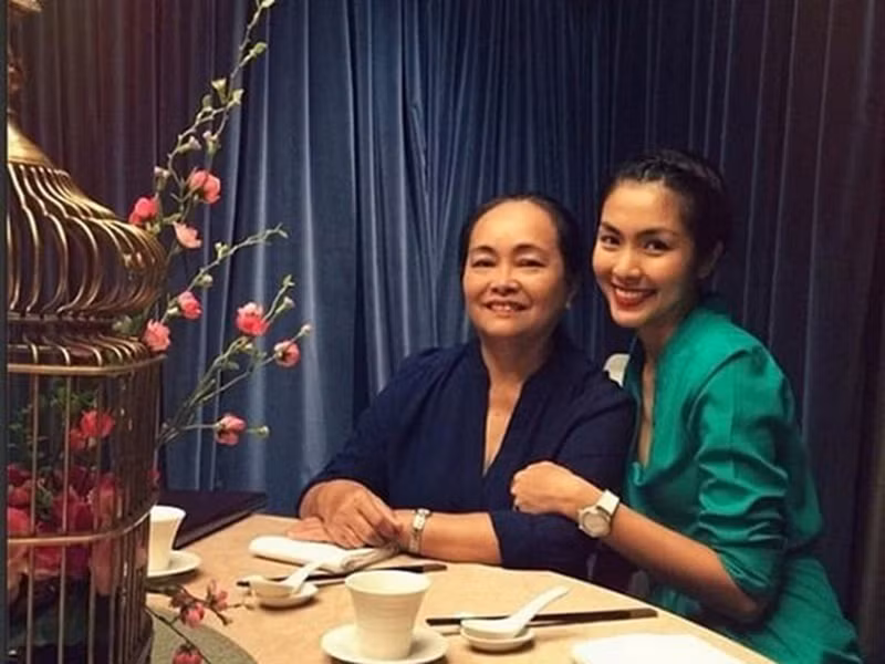 Nữ diễn viên phim Bỗng dưng muốn khóc cho biết, mẹ là người cô yêu nhất trên cuộc đời này. Ảnh: FBNV.