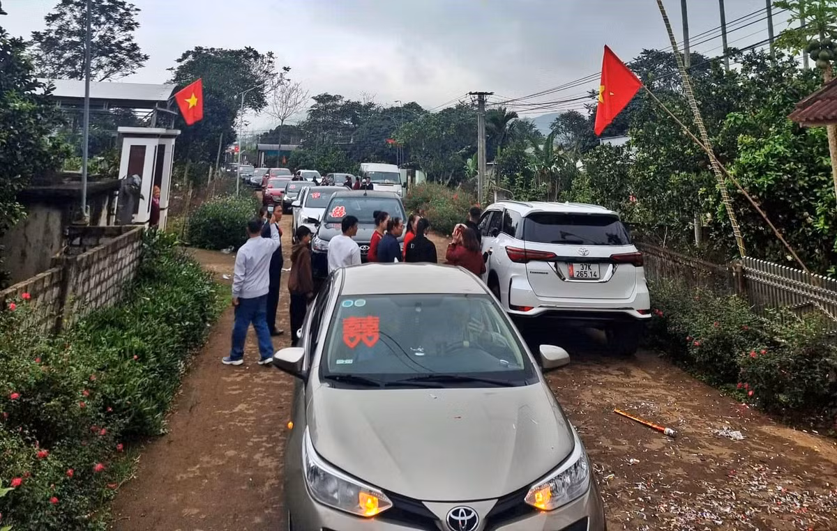 Dam cuoi vo chong U80, ruoc dau bang 25 o to, dai 30 mam-Hinh-2