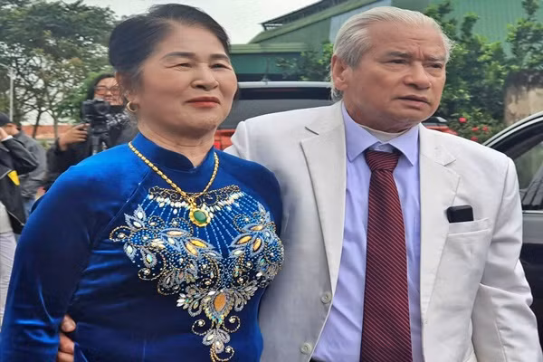 Dam cuoi vo chong U80, ruoc dau bang 25 o to, dai 30 mam