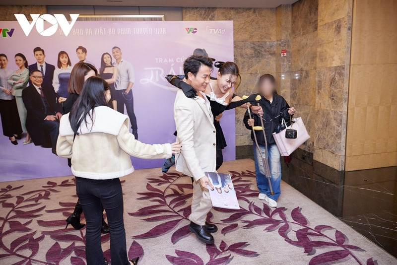 Các nam diễn viên hỗ trợ Thúy Diễm mỗi khi cô phải ra khu vực chụp ảnh cùng đồng nghiệp, lên xuống sân khấu. Ảnh: VOV.