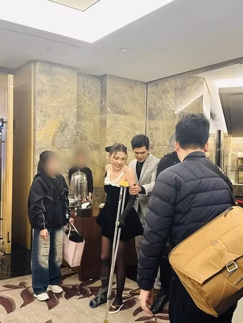 Thúy Diễm dự định sẽ không đến buổi họp báo nhưng khi được mọi người động viên, cô đã có mặt. Ảnh: Saostar.