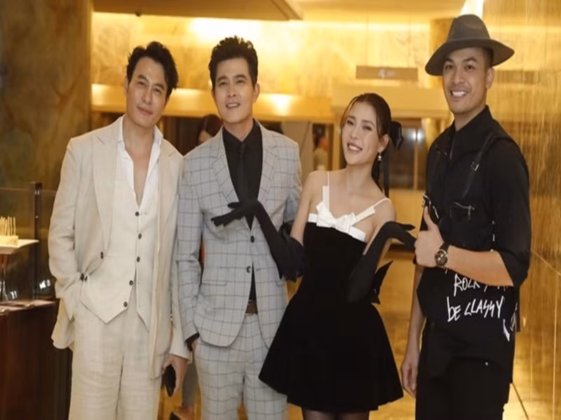 Hình ảnh Thúy Diễm tươi tắn bên các đồng nghiệp. Ảnh: VTV.