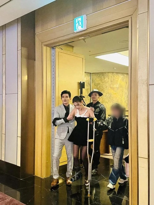  Diễn viên Thúy Diễm đóng phim Trạm cứu hộ trái tim. Trước buổi họp báo ra mắt phim mới, cô bị thương ở chân. Ảnh: Saostar.