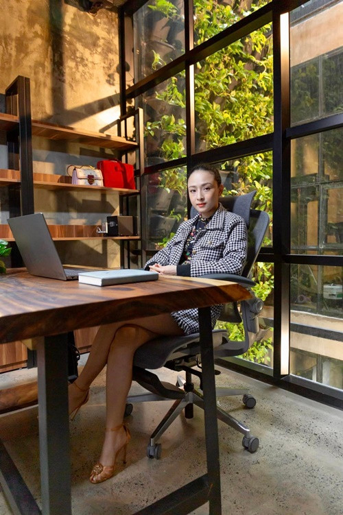 Phương Nga có phong cách thời trang công sở thanh lịch, tối giản.