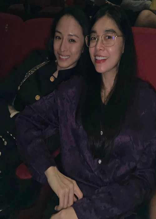 Cả hai thường xuyên đi chơi, đi du lịch, đi chùa cùng nhau.