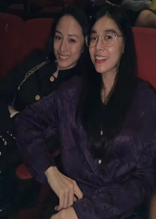 Cả hai thường xuyên đi chơi, đi du lịch, đi chùa cùng nhau.