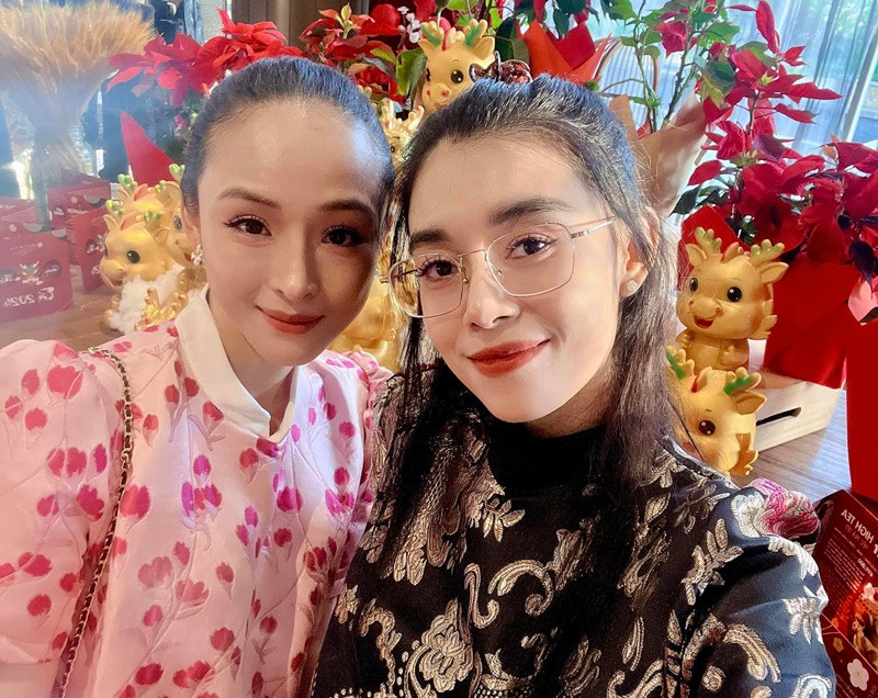 Vì quá thân thiết, Phương Nga và Thùy Dung vướng tin đồn tình cảm. Phía Phương Nga từng phủ nhận yêu đồng giới.