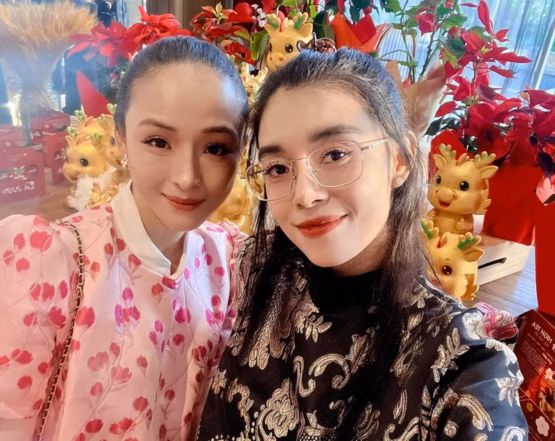 Vì quá thân thiết, Phương Nga và Thùy Dung vướng tin đồn tình cảm. Phía Phương Nga từng phủ nhận yêu đồng giới.