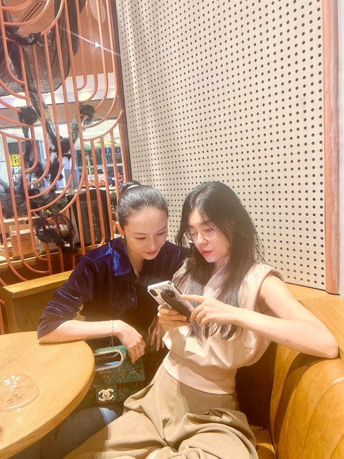 Phương Nga tiếp tục chia sẻ những niềm vui, nỗi buồn trong cuộc sống sau biến cố với cô bạn thân Thùy Dung.