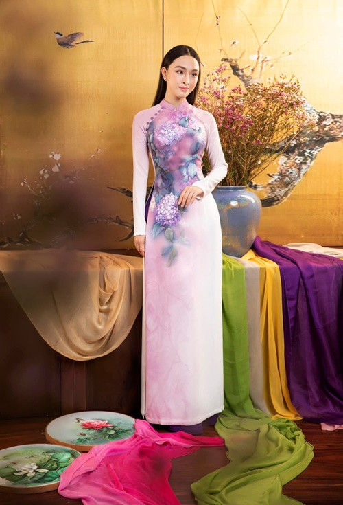 Cô chia sẻ về công việc: "Trong công việc mình luôn cần những khoảng lặng để lùi lại và quan sát một cách toàn diện. Từ đó có thể nhìn ra được những hướng đi phù hợp và hiệu quả hơn, hay tìm ra và gỡ bỏ những nút thắt vô hình đang khiến công việc bị ngưng trệ. Mình cảm nhận nó như một cuộc thám hiểm, mỗi ngày đều có được trải nghiệm khám phá và thành tựu cho riêng bản thân".