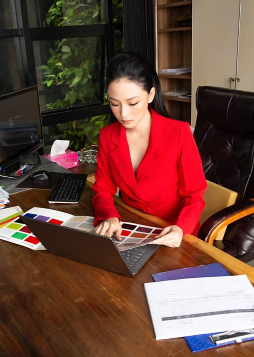 Cô làm giám đốc marketing của một công ty trong những năm qua.