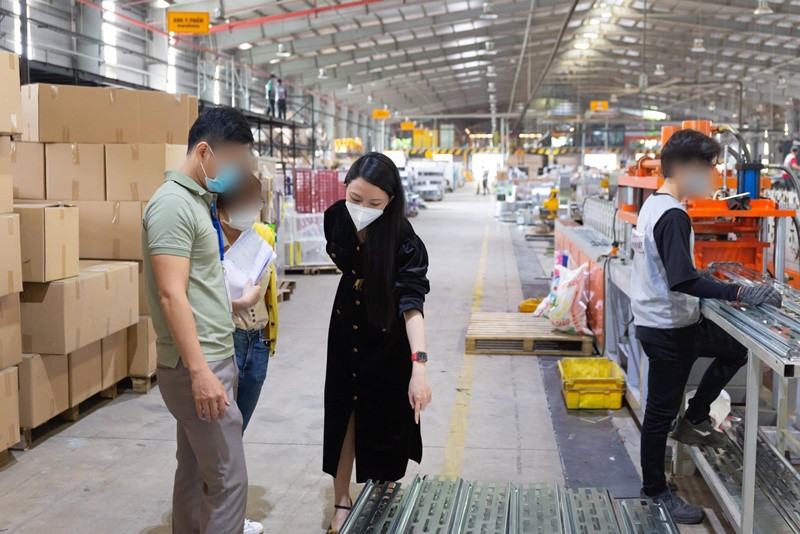 Người đẹp diện váy suông khi xuống xưởng sản xuất.