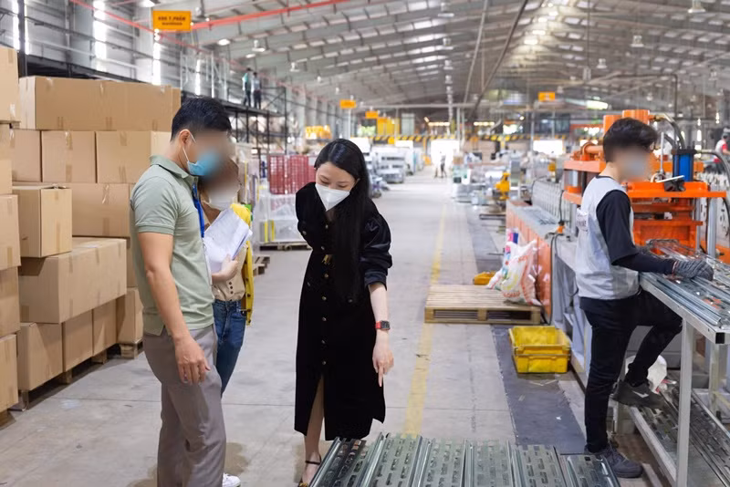 Người đẹp diện váy suông khi xuống xưởng sản xuất.