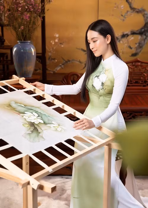 Phương Nga không sống cùng mẹ. Trong cuộc phỏng vấn trên Vietnamnet, người đẹp chia sẻ trở lại cuộc sống đời thường, cô đọc sách nhiều hơn, đặc biệt là về pháp luật. Ngoài ra, Phương Nga còn dành nhiều thời gian tập yoga và đi chùa cầu bình an.