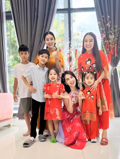 Ngọc Trinh cố gắng lấy lại tinh thần. Bác sĩ Cao Hữu Thịnh - bạn thân của Ngọc Trinh tiết lộ tâm lý cô chưa ổn định, bị mất ngủ sau quãng thời gian vướng lao lý.