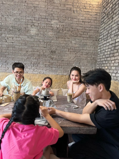 Ngọc Trinh từng chia sẻ về mối quan hệ với bé He: "Lần đầu tiên He xuất hiện trên kênh TikTok của mình, Trinh nhận được nhiều câu hỏi về mối quan hệ với bé, thậm chí có nhiều nghi vấn Trinh bí mật sinh con 2,3 năm về trước. Không trách mọi người được vì He khá giống Trinh từ đôi môi chúm chím, gương mặt tròn. Nhưng thật ra đây là cháu của mình, con gái ruột của anh trai. Vì thương anh gà trống nuôi 5 con nên Trinh gánh bớt phần vất vả nên quyết định để bé về sống cùng. Trinh xem He như con gái ruột".