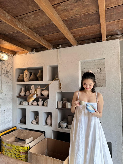 Ngọc Trinh trải lòng: "Qua tháng ngày mưa bão lẫn chênh chao. Em chỉ mong cuộc đời mình êm ả. Càng yên tĩnh càng nhẹ tênh đến lạ. Thấy an nhiên hạnh phúc ở tâm hồn".