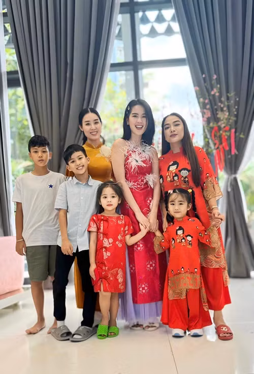 Chân dài gốc Trà Vinh diện áo dài trong những ngày đầu năm mới.