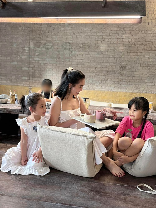 Bé He (váy trắng) là con gái nuôi của Ngọc Trinh.