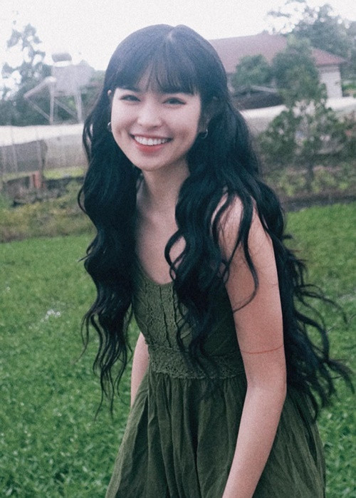 Khánh Vân sinh năm 1995, là hot girl má lúm nổi tiếng trên mạng xã hội. Nhan sắc của cô được nhận xét trẻ thơ, gây mê người đối diện. Ảnh: FBNV.