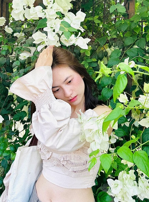 Nữ diễn viên gợi cảm với áo croptop trễ vai. Ảnh: FBNV.