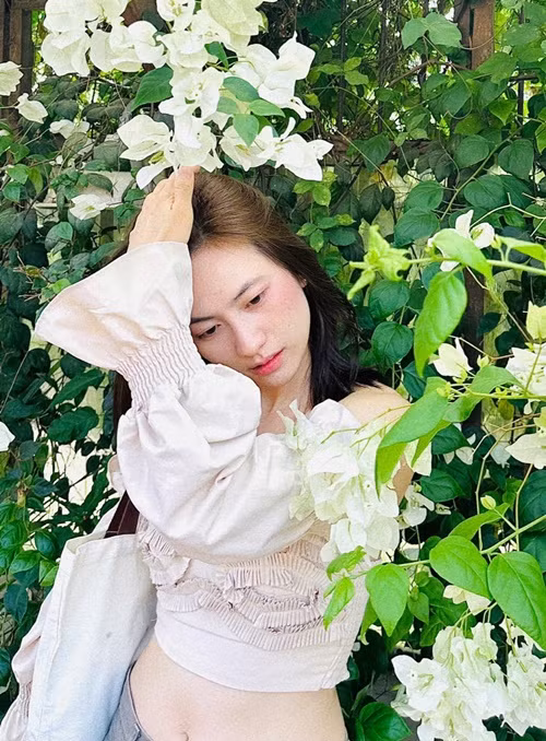 Nữ diễn viên gợi cảm với áo croptop trễ vai. Ảnh: FBNV.