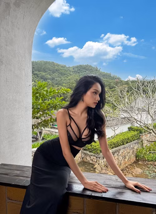 Hương Giang có số đo ba vòng quyến rũ. Ảnh: FBNV.