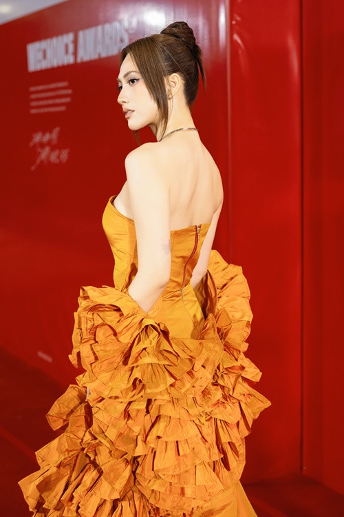 Bạn gái màn ảnh của Tuấn Trần thường diện trang phục hở lưng để khoe lưng thon. Ảnh: FBNV.