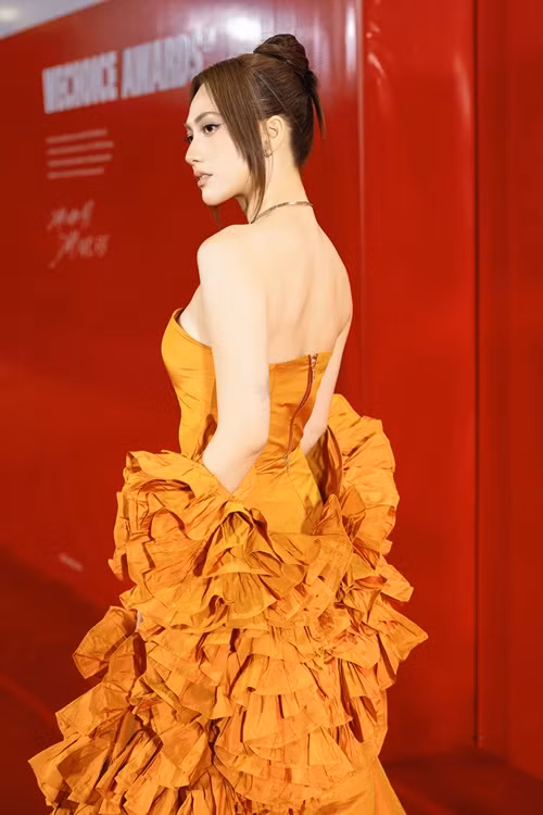 Bạn gái màn ảnh của Tuấn Trần thường diện trang phục hở lưng để khoe lưng thon. Ảnh: FBNV.