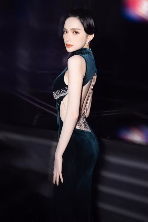 Hương Giang khoe tấm lưng ong quyến rũ với váy hở lưng. Ảnh: FBNV.