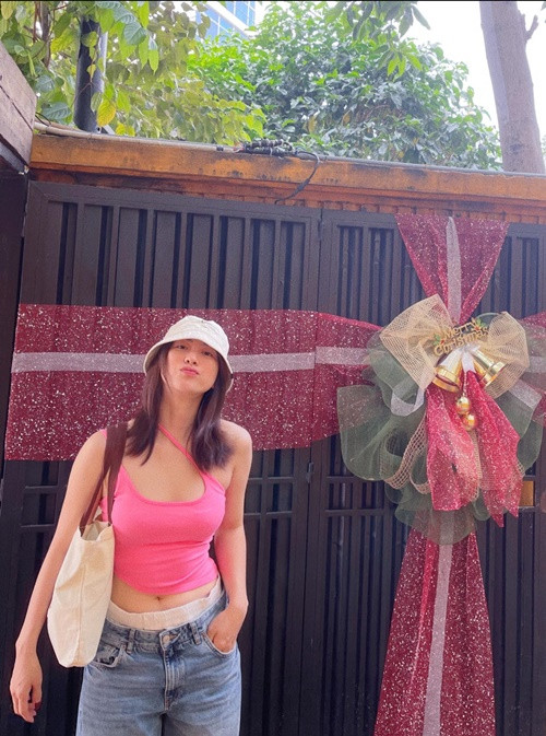 Ở đời thường, Phương Anh Đào chuộng váy áo trẻ trung, nữ tính. Ảnh: FBNV.