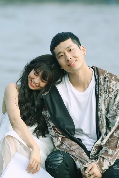 Tuấn Trần và Khánh Vân vào vai đôi tình nhân với những trắc trở chuyện tình cảm trong webdrama Xin chào papa. Ảnh: Vietnamnet.