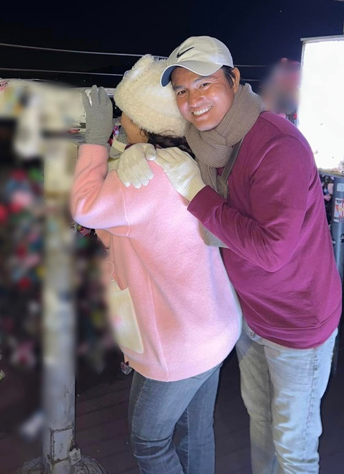 Cao Minh Đạt ôm vợ trong chuyến đi Hàn Quốc.